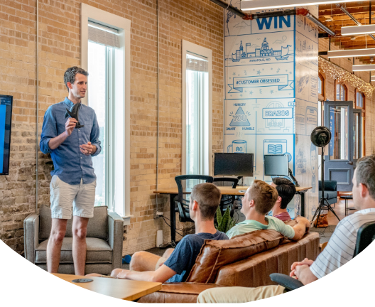 講演中の男性とそれを聴く人